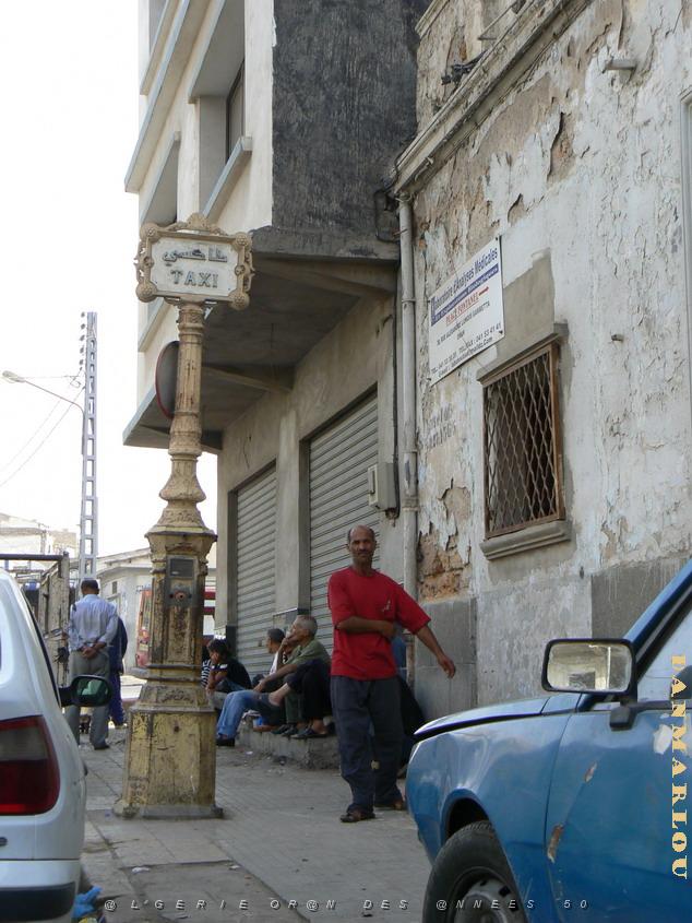 Gambetta arret de taxi  place Jean Mermoz.jpg